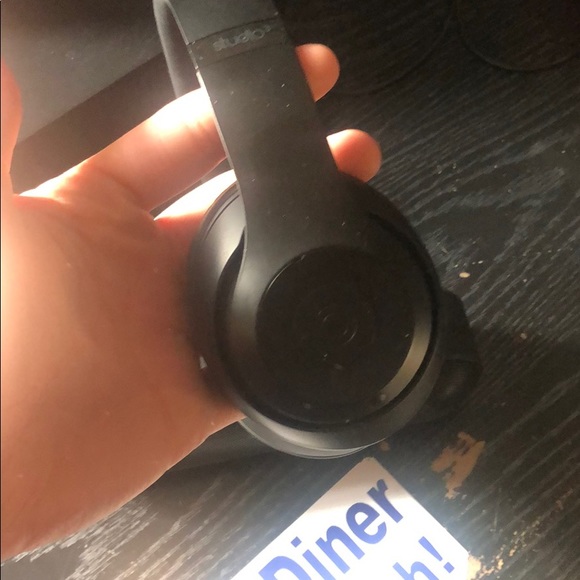 Beats studio 3 and Beats Pill + - Picture 3 of 4